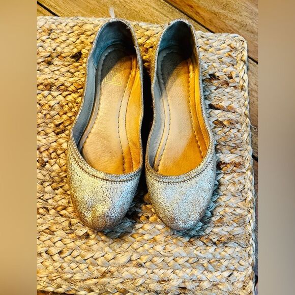 Frye Women's Carson Metallic Gold ballet shoes; size 6; Preloved & very comfy - Picture 6 of 15